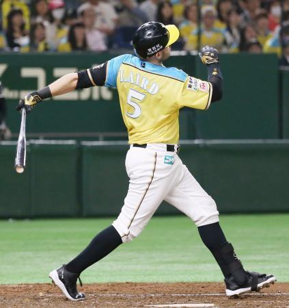 　３回日本ハム２死一塁、レアードが左越えに２ランを放ち、４打数連続本塁打のプロ野球記録に並ぶ＝東京ドーム