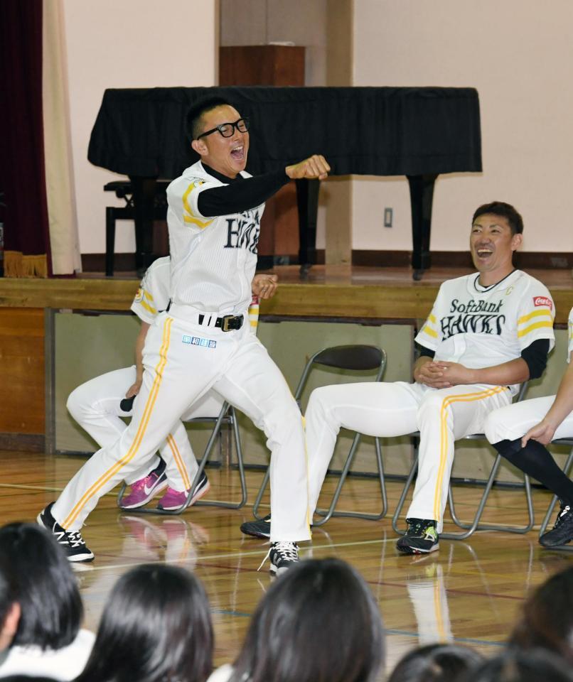 児童からの質問コーナーで空手を披露する川崎