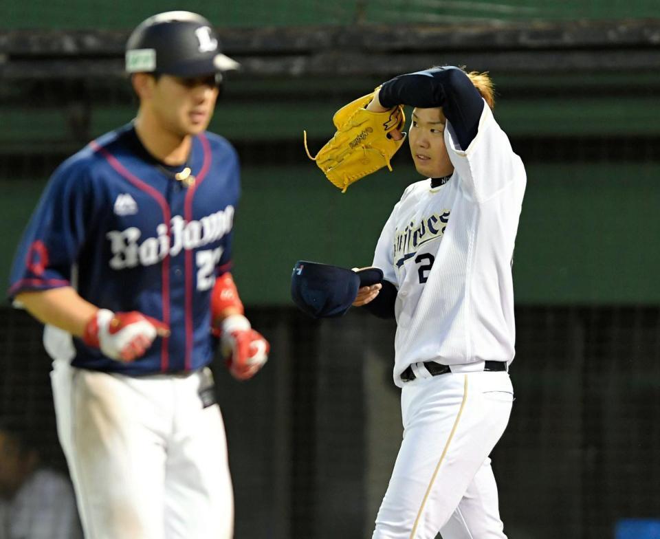 ３回、浅村に２点適時打を浴びた西（右）