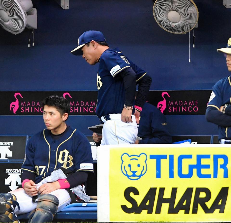 足早に引き揚げるオリックス・福良監督