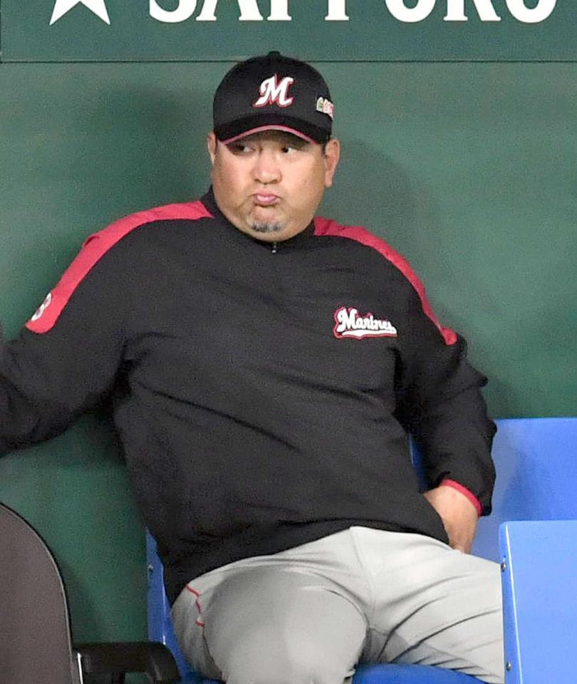 　６回、ベンチで唇をとがらせる伊東監督