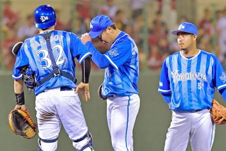 ５回、５失点で途中降板する浜口（中央）