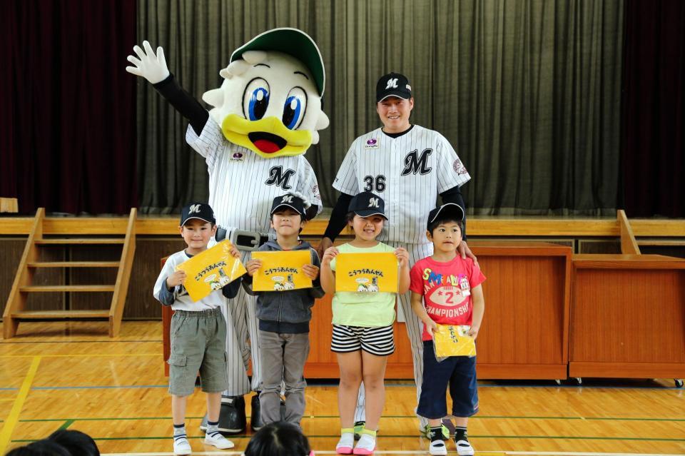 千葉市立幕張東小学校を訪問した有吉投手（後方右）とマーくん（左）。