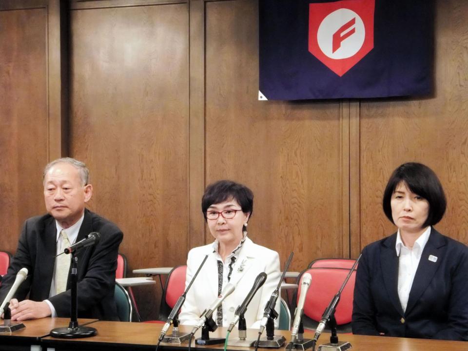 　日本高野連・八田英二会長（左）と就任会見を行う、新理事の寺田千代乃氏（中）と小笠原敦子氏＝大阪市内の日本高野連