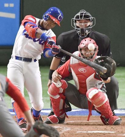　３月のワールド・ベースボール・クラシックの中国戦で、２点三塁打を放つキューバのサントス＝東京ドーム