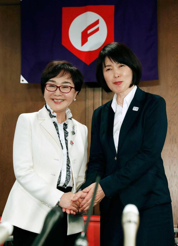 　日本高校野球連盟の初の女性理事として選任された、寺田千代乃氏（左）と小笠原敦子氏