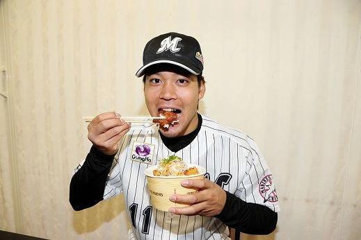 「佐々木千隼の鶏丼」に食らいつく佐々木