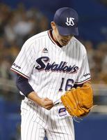 　６回阪神２死一、三塁、中谷を三ゴロに仕留めガッツポーズするヤクルト・原樹＝神宮