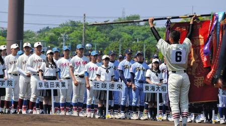 披露された夏の甲子園の優勝旗に視線を送る早実・清宮（左から３人目）