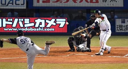 ６回ヤクルト、５号３ランを放つヤクルト・山田哲人＝神宮（撮影・飯室逸平）