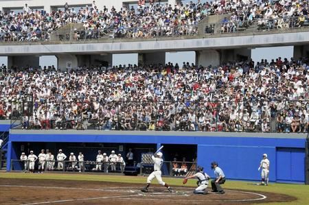 １回、遊飛に倒れた早実・清宮＝ひたちなか市民球場（撮影・堀内翔）