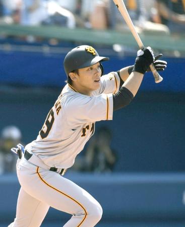 　４回巨人無死二塁、石川が右翼線に適時二塁打を放つ＝横浜