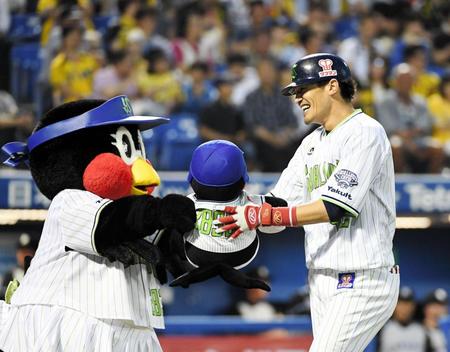 ３回、勝ち越しソロを放ちマスコットから人形を渡されるヤクルト・坂口＝神宮球場（撮影・園田高夫）