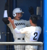 ８回、本塁打を放ちベンチで迎えられる早実・清宮＝ひたちなか市民球場（撮影・堀内翔）