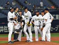 ５回途中、先発オリックス・金子千尋（中央）は８失点で降板する＝京セラドーム（撮影・山口登）