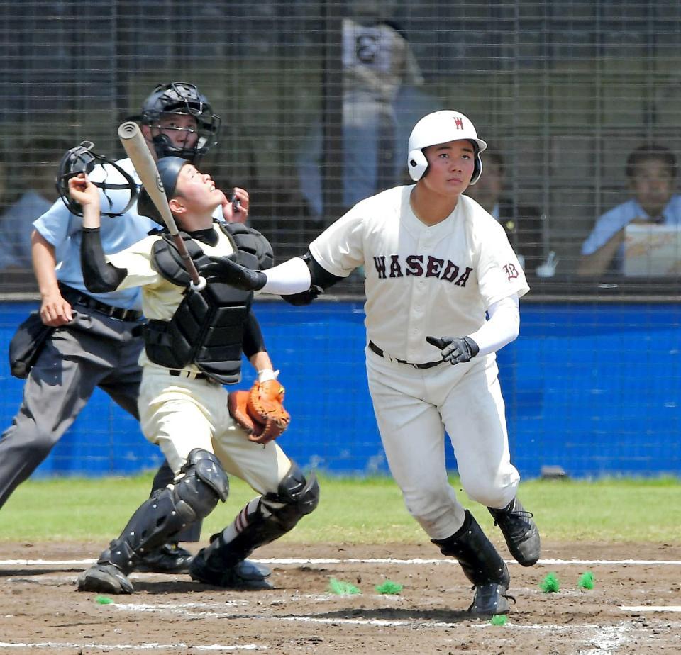 　８回、本塁打を放つ早実・清宮