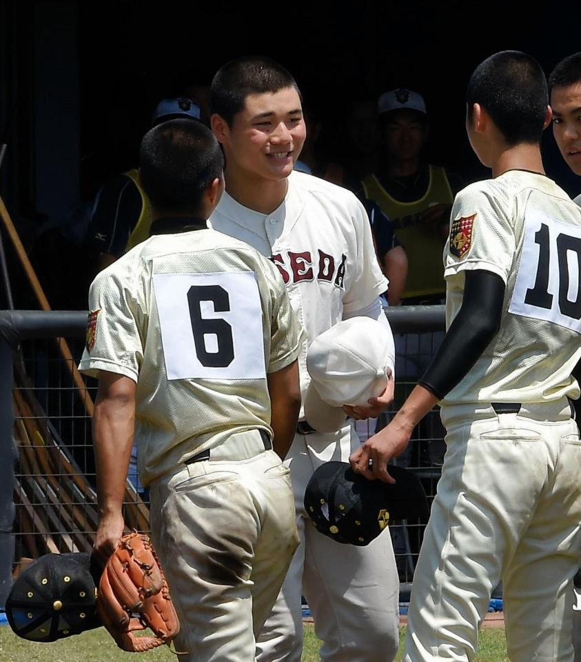 作新学院に敗れ、試合後のあいさつで作新学院の背番号１０・篠原らと言葉を交わす清宮＝ひたちなか市民球場