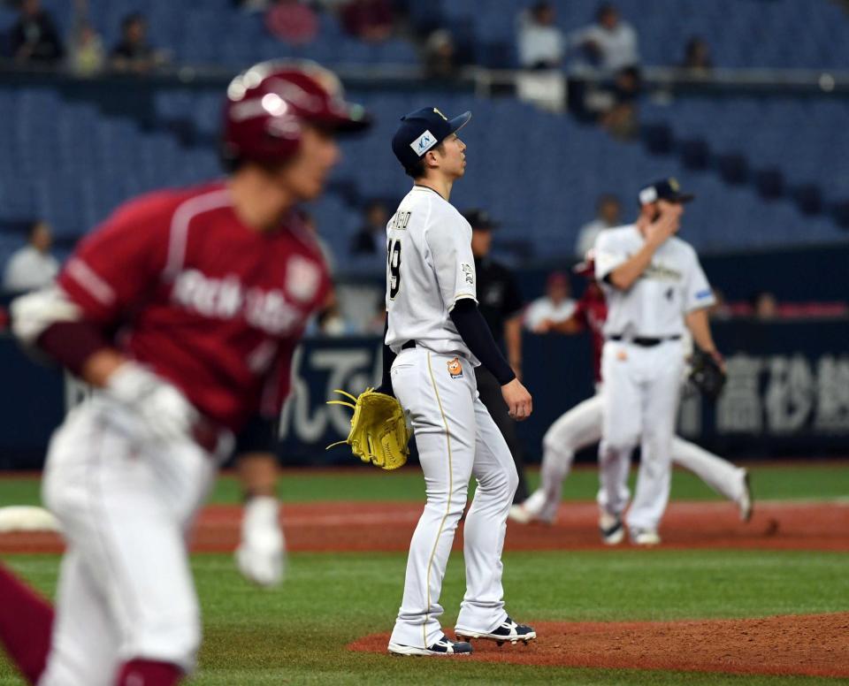 　５回、岡島に走者一掃の三塁打を許しぼう然とする金子