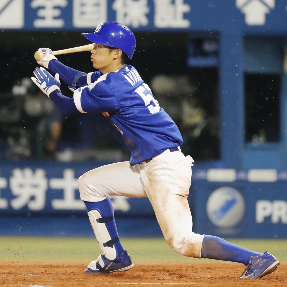 　８回中日１死、京田がこの試合４安打目となる投手への内野安打を放つ＝横浜