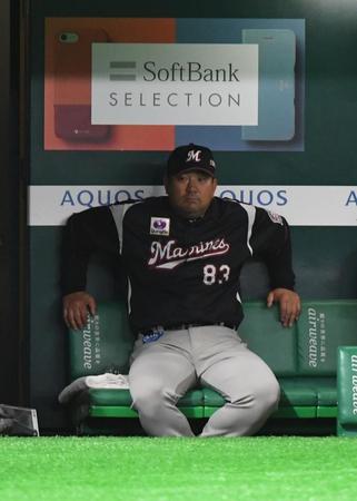 ７回、内川の満塁弾で勝ち越されてがっくりした様子のロッテ・伊東監督
