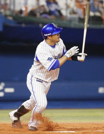 　７回ＤｅＮＡ２死一、二塁、宮崎がこの試合４安打目となる二塁への内野安打を放つ＝横浜