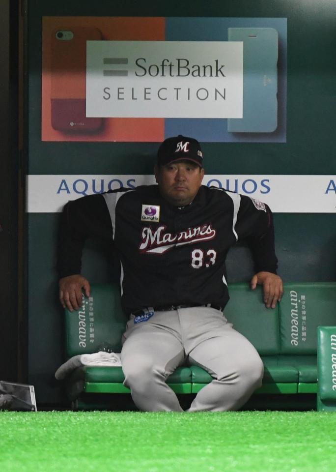 ７回、内川の満塁弾で勝ち越されてがっくりした様子のロッテ・伊東監督