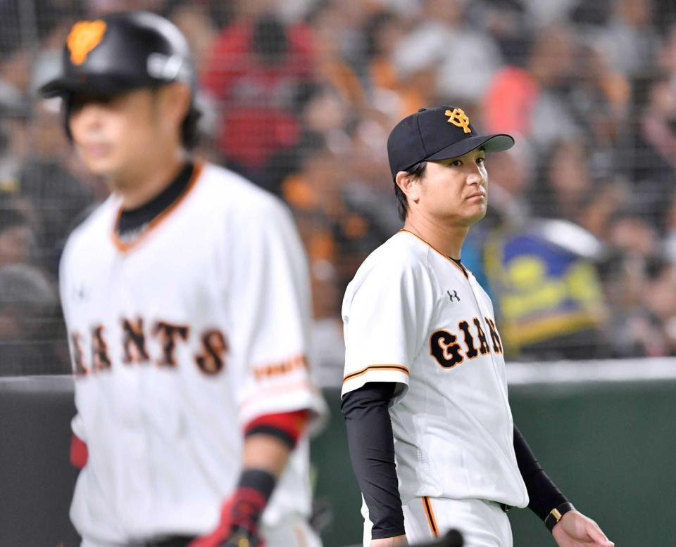 　７回の攻撃を終え、選手交代を告げる高橋監督。手前は三振に倒れた代打・亀井