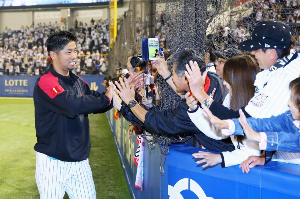 　オリックスに勝利し、ファンとタッチするロッテ・清田＝ＺＯＺＯマリン