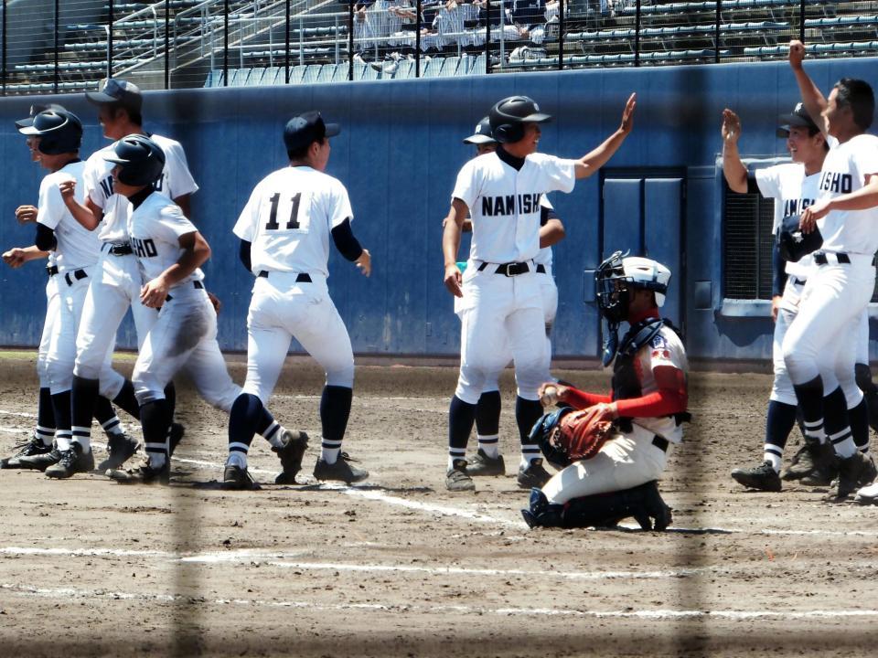 春季近畿大会１回戦で、智弁学園にタイブレークでサヨナラ勝ちして歓喜する大体大浪商ナイン＝舞洲