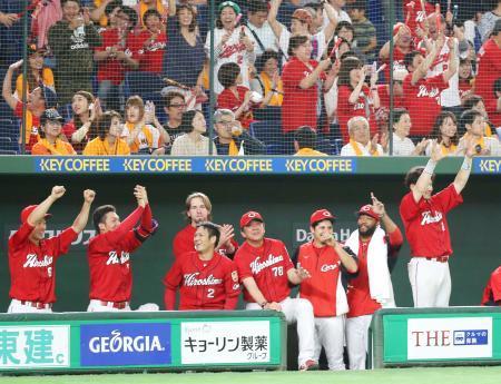 　１０回、代打西川の勝ち越し二塁打を喜ぶ広島ベンチ＝東京ドーム