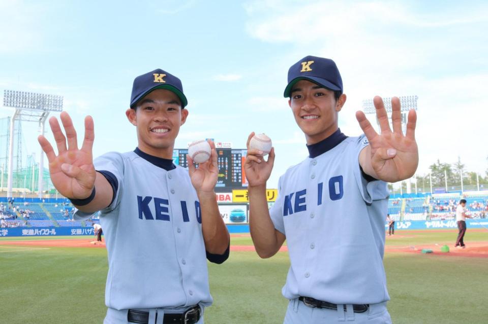 六大学史上初の１試合２満塁弾の記念ボールを手にした慶大の清水翔太一塁手（左）と柳町達外野手