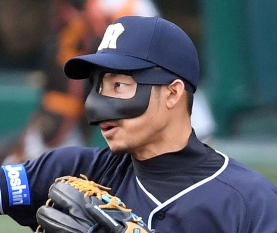 骨折によりフェイスガードを装着した“バットマンスタイル”の阪神・鳥谷敬