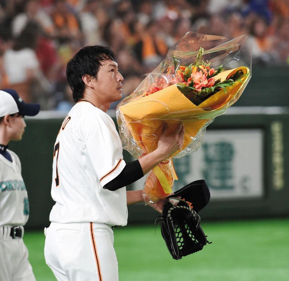 １０００試合出場を達成し花束を受け取る巨人・長野久義＝東京ドーム（撮影・棚橋慶太）
