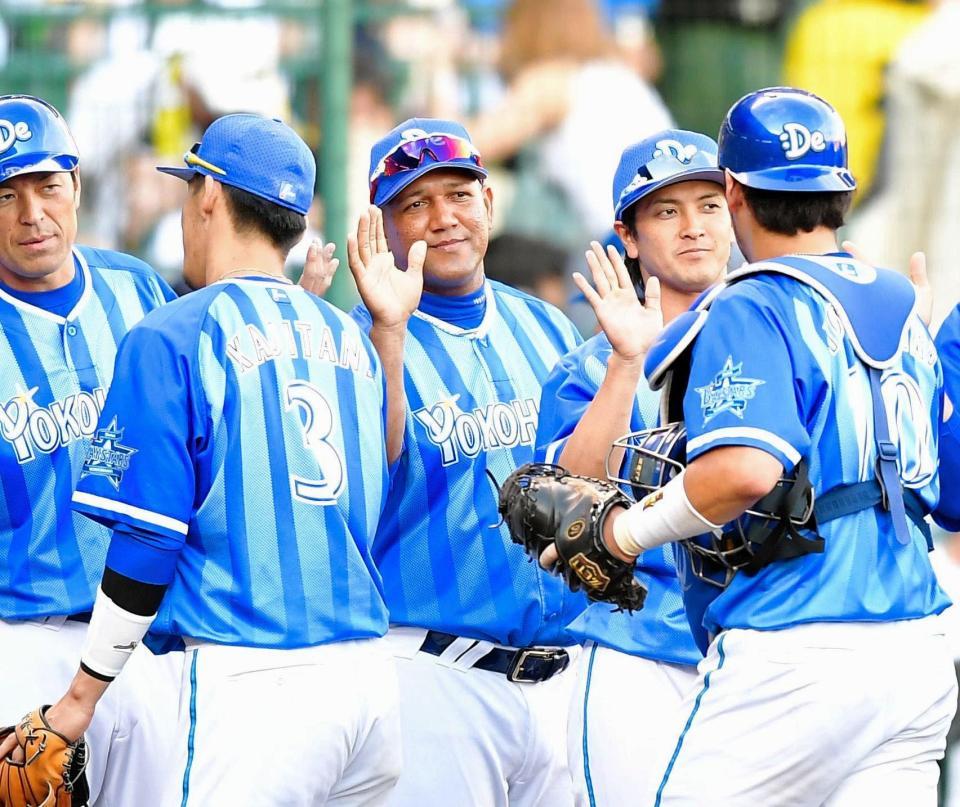 ＤｅＮＡ・戸柱恭孝（右端）とタッチを交わすＤｅＮＡ　アレックス・ラミレス監督（中央）＝甲子園（撮影・北村雅宏）