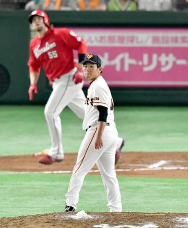 　７回、エルドレッド（奥）に右越え同点１３号２ランを打たれた巨人の先発田口