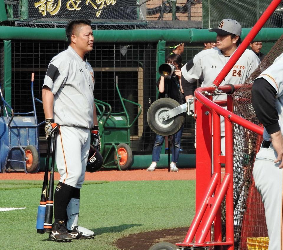 　打撃練習を終え、高橋監督（右）と話し込む村田