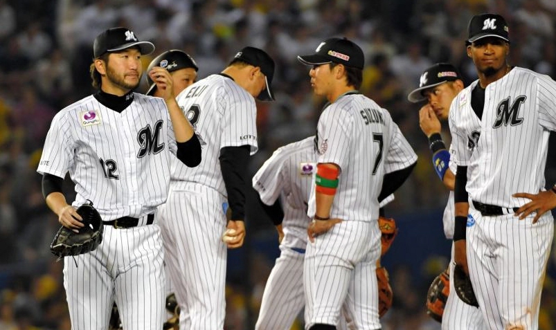 ５回途中で降板するロッテ・石川歩（左）＝ＺＯＺＯマリン（撮影・出月俊成）