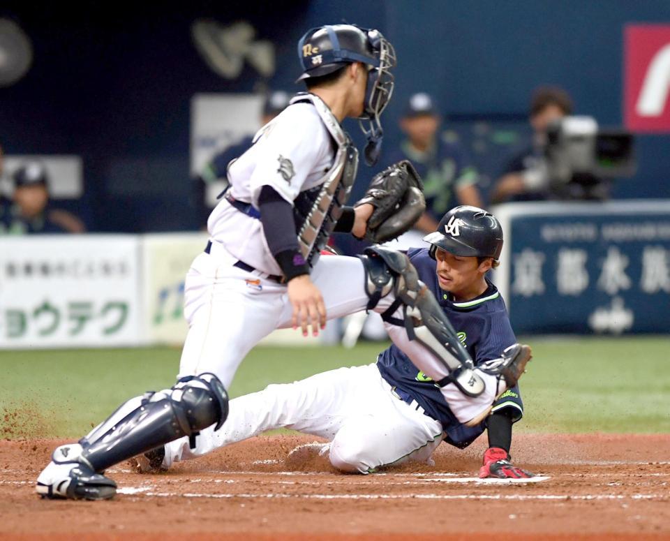 ５回、中村の右犠飛で生還する上田（捕手・若月）＝撮影・山口登