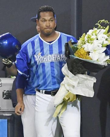 　５回、日米通算２００本塁打を達成し花束を手にするＤｅＮＡ・ロペス＝札幌ドーム