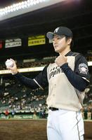 　プロ初勝利を挙げ、ポーズをとる日本ハム・玉井＝甲子園