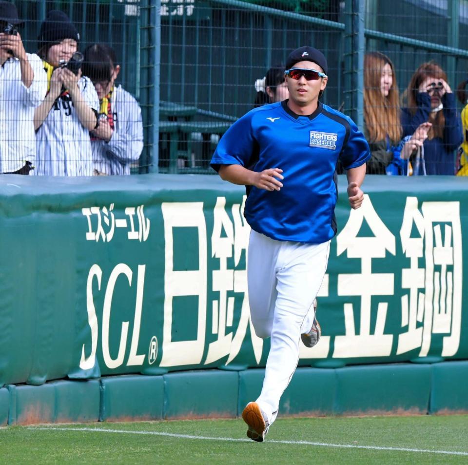 外野をダッシュする日本ハム・斎藤佑樹＝甲子園（撮影・高部洋祐）