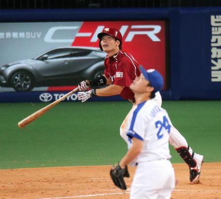 ９回、島内が右中間に３ランを放つ