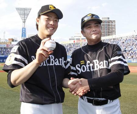 　プロ初勝利を挙げ、ウイニングボールを手に工藤監督（右）とポーズをとるソフトバンク・松本裕