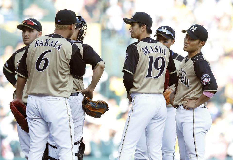 　９回、１点差となり、マウンドの増井（19）のもとに集まる日本ハムナイン＝甲子園