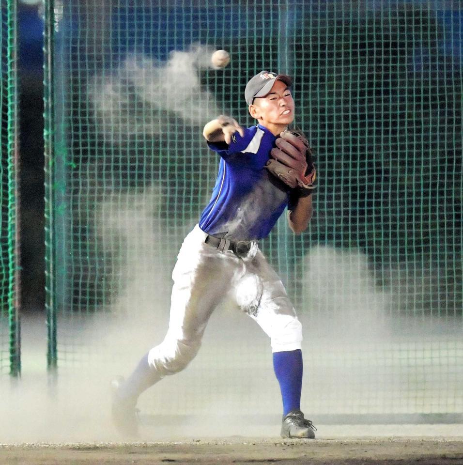 　泥だらけになりながらノックを受ける呉・新田主将＝呉市虹村公園グラウンド（撮影・吉澤敬太）