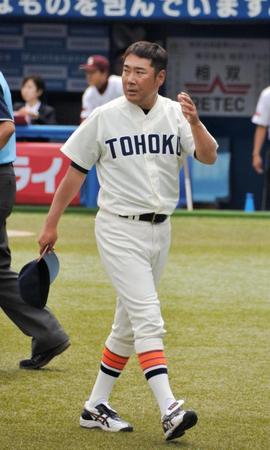 審判に選手交代を告げ、ベンチに戻る東北福祉大・大塚監督