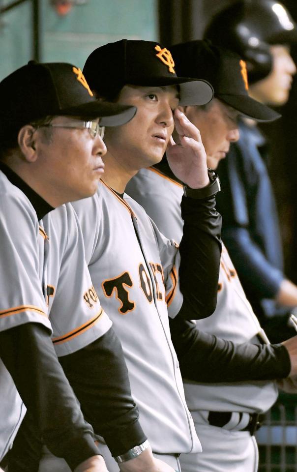 逆転を許しベンチで渋い表情を見せる高橋監督（中央）＝撮影・三好信也