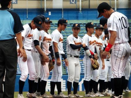 全日本大学野球選手権２回戦で、岡山商大に勝利した和歌山大ナイン＝神宮