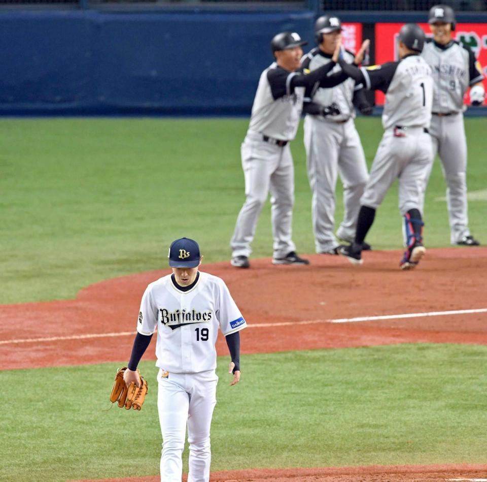 　３回、鳥谷に３ランを許し肩を落とす金子（撮影・田中太一）