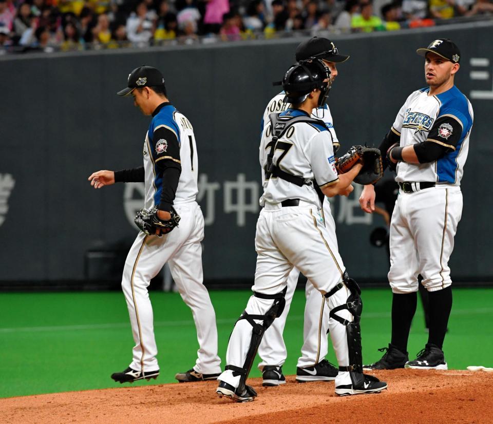 ４回途中で降板する斎藤佑（左）